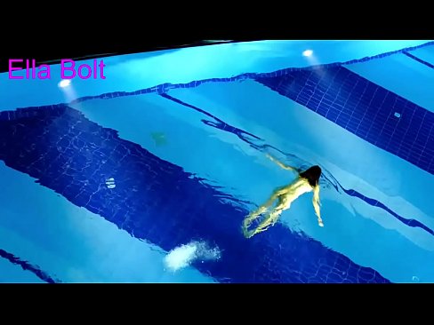 ❤️ Handikwanise kumira kuona, mudiki blonde akabatwa achishambira asina kupfeka muELLA BOLT resort pool ☑
